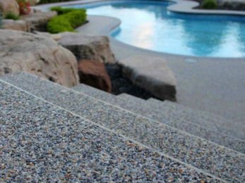 patio de piedra con resina